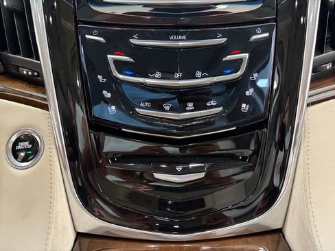 Used 2017 Cadillac Escalade ESV Luxury image 26