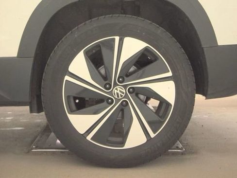 Used 2025 Volkswagen Taos SE image 20