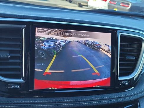 Certified 2025 Chrysler Pacifica Limited image 10