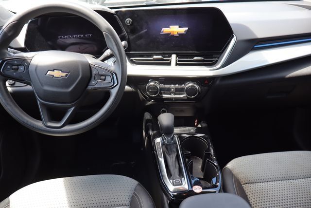 Used 2025 Chevrolet Trax LT FWD image 8