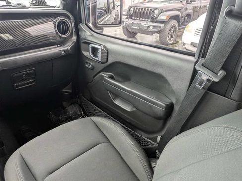 Used 2022 Jeep Gladiator Sport AWD/4WD image 16