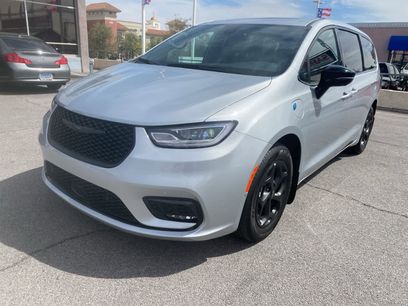Used 2023 Chrysler Pacifica Limited w/ Uconnect Theater Family Group