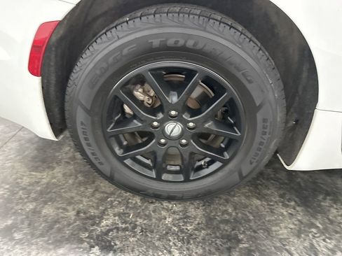 Used 2022 Chrysler Pacifica Touring-L FWD image 5