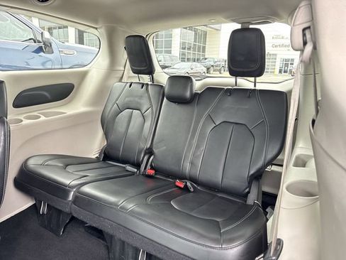 Used 2024 Chrysler Pacifica Touring-L image 10