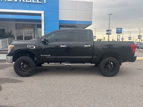 Used 2017 Nissan Titan SV image 4