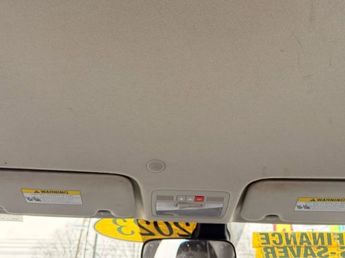 Used 2023 Hyundai Venue Limited image 14