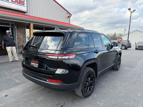 Used 2025 Jeep Grand Cherokee Altitude image 4