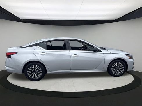 Used 2024 Nissan Altima 2.5 SV image 5