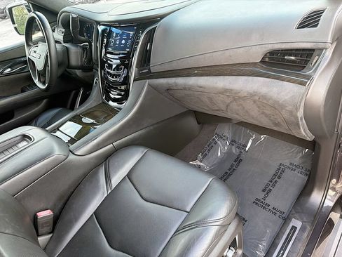 Used 2018 Cadillac Escalade Platinum AWD/4WD image 15