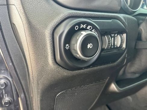 Used 2018 Jeep Wrangler Unlimited Sahara AWD/4WD image 19