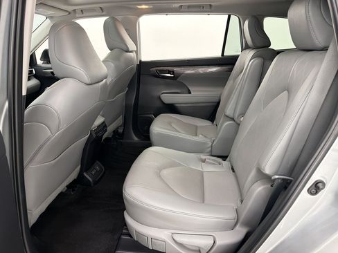 Used 2023 Toyota Highlander Platinum FWD image 25