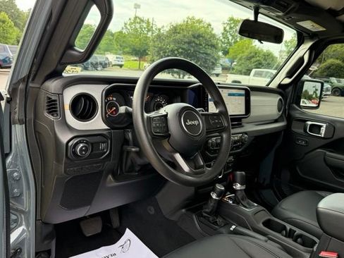 Used 2025 Jeep Gladiator Sport AWD/4WD image 16