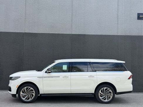 New 2026 Lincoln Navigator L Premier AWD/4WD image 4