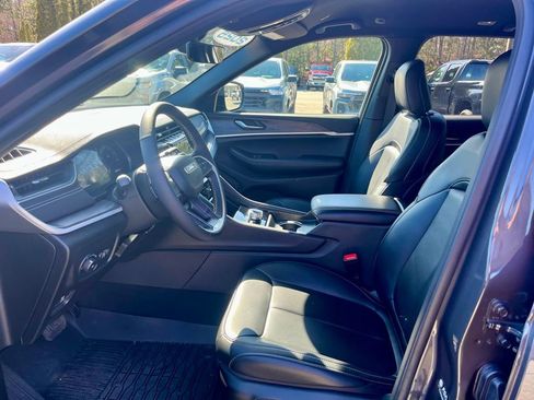 Used 2025 Jeep Grand Cherokee Limited w/ Black Appearance Package AWD/4WD image 11