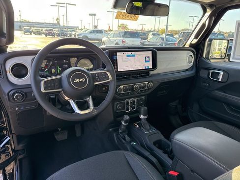 Certified 2025 Jeep Wrangler Unlimited Sahara w/ Safety Group image 17