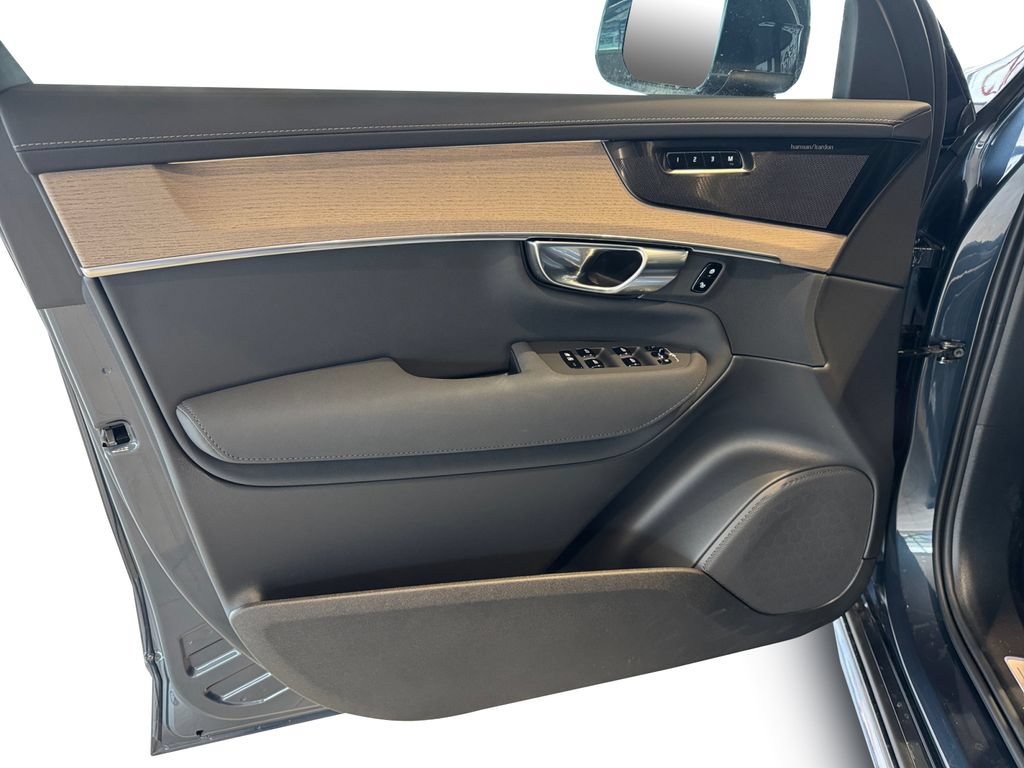 New 2026 Volvo XC90 T8 Plus w/ Protection Package Premier AWD/4WD image 9