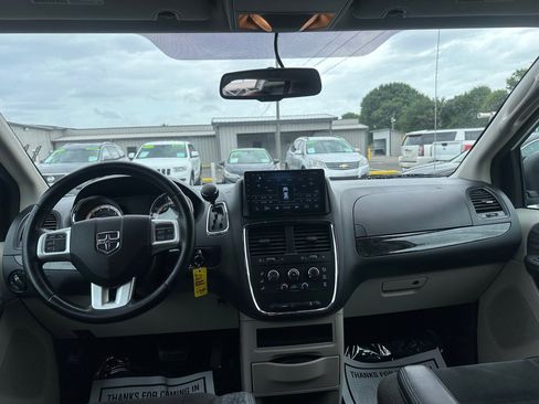 Used 2017 Dodge Grand Caravan SE w/ UConnect Hands-Free Group FWD image 9