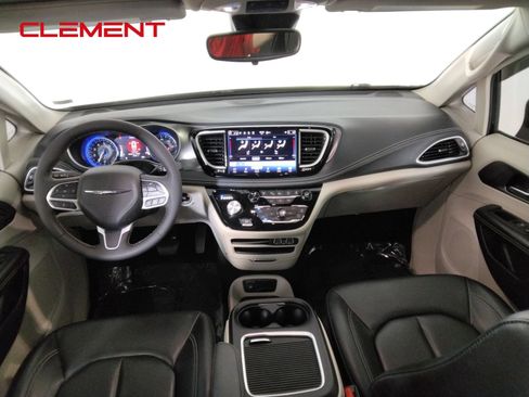 Used 2023 Chrysler Pacifica Touring-L FWD image 28