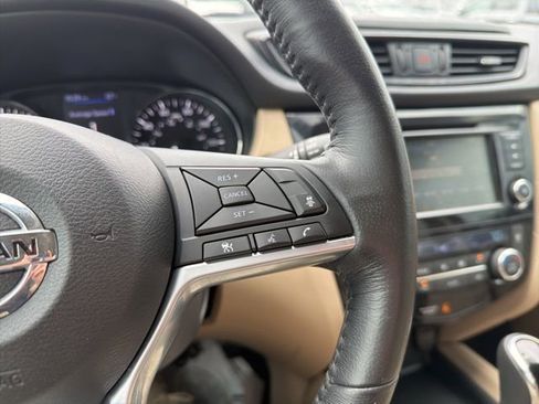 Used 2018 Nissan Rogue SV w/ Premium Package image 45