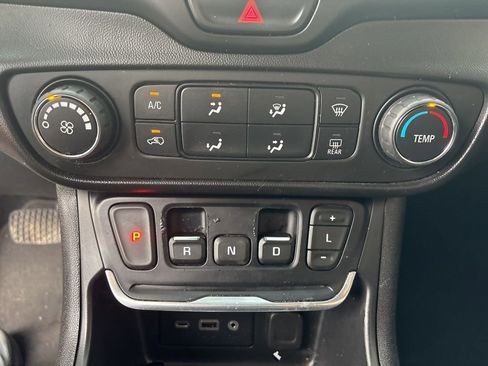 Used 2018 GMC Terrain SLE image 16