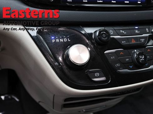 Used 2023 Chrysler Pacifica Touring-L FWD image 13