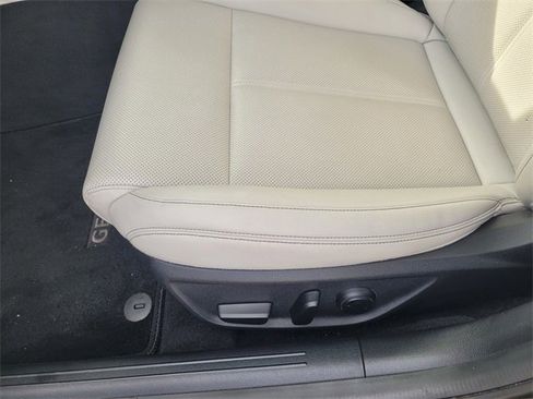 Used 2024 Genesis G70 2.5T image 24