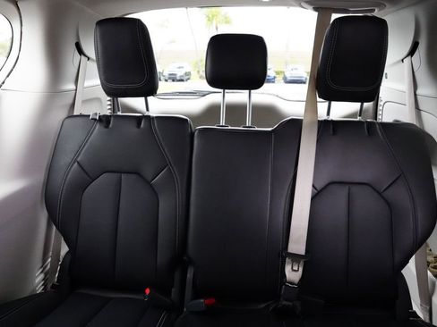 Used 2024 Chrysler Pacifica Touring-L image 27