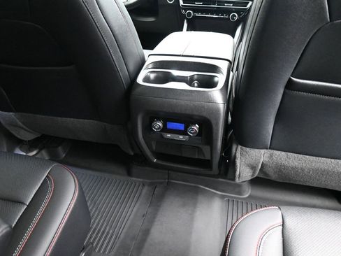 Used 2024 Chevrolet Traverse Z71 image 16