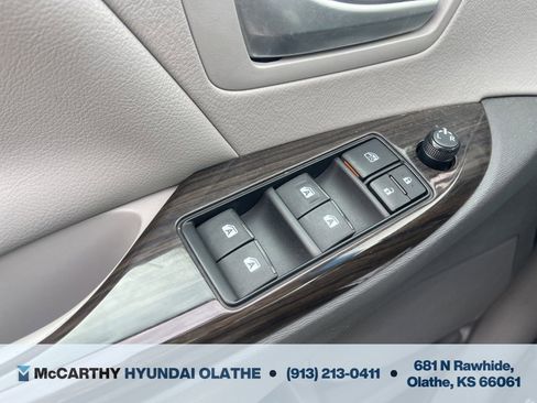 Used 2017 Toyota Sienna XLE image 34