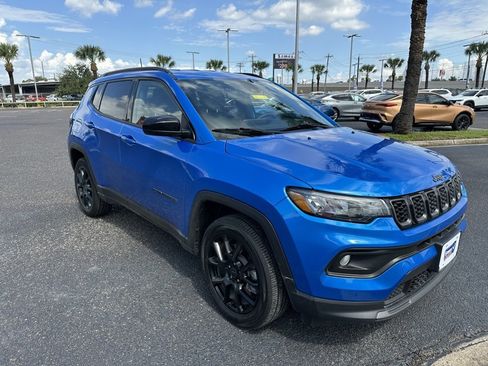 Used 2025 Jeep Compass Latitude w/ Altitude Special Edition image 8