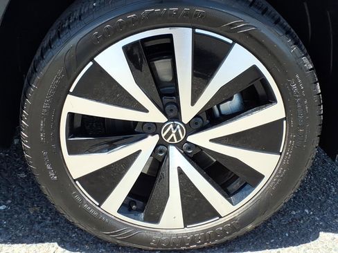 Certified 2023 Volkswagen Taos SE FWD image 9