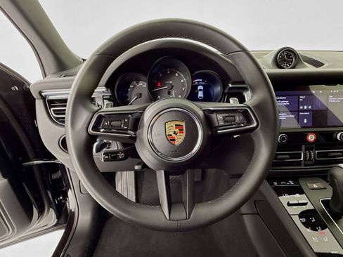 Certified 2025 Porsche Macan AWD/4WD image 16
