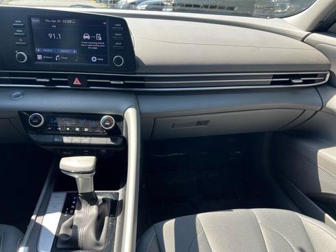 Used 2022 Hyundai Elantra SEL FWD image 11