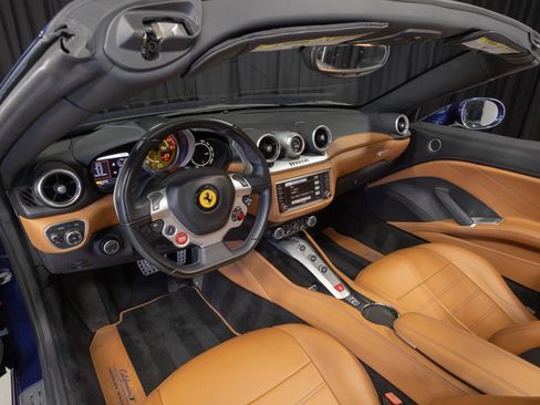 Used 2017 Ferrari California T RWD image 5
