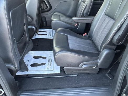 Used 2014 Chrysler Town & Country S FWD image 10