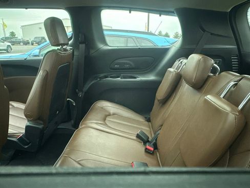 Used 2017 Chrysler Pacifica Limited w/ UConnect Theater Package FWD image 18