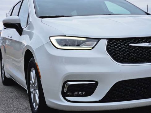 Used 2023 Chrysler Pacifica Touring-L image 9