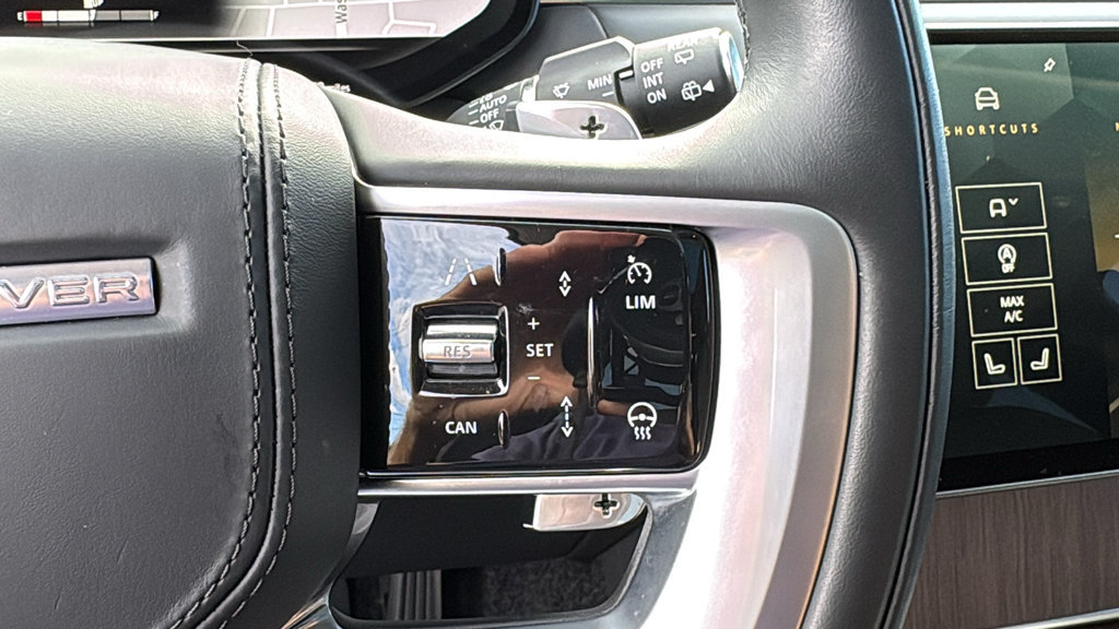Used 2025 Land Rover Range Rover SE AWD/4WD image 16