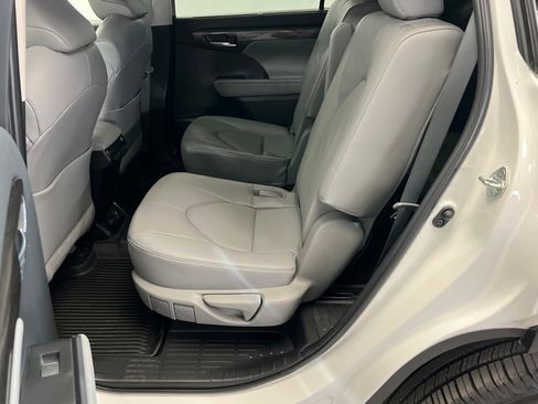 Used 2023 Toyota Highlander Platinum FWD image 22