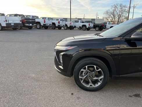 Used 2025 Chevrolet Trax LT w/ LT Convenience Package image 4