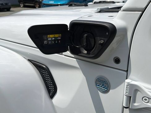 Used 2022 Jeep Wrangler Unlimited Sahara w/ Safety Group AWD/4WD image 18