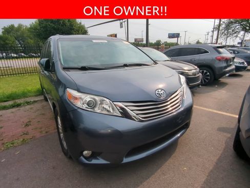 Used 2017 Toyota Sienna XLE Premium FWD image 3