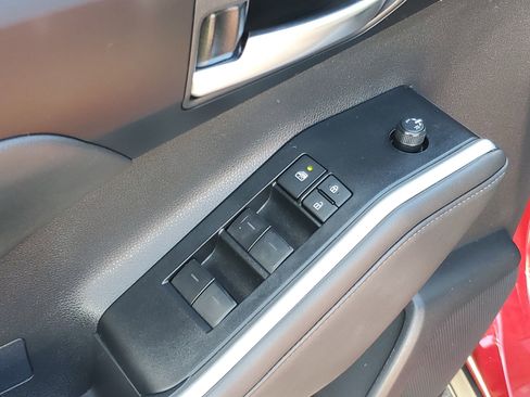 Used 2025 Toyota Highlander XLE image 19