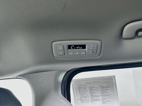 Used 2025 Kia Carnival FWD image 27