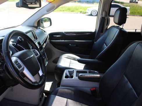 Used 2016 Chrysler Town & Country Touring-L FWD image 20