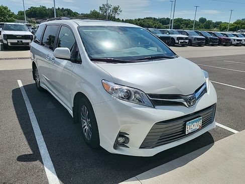 Used 2020 Toyota Sienna XLE FWD image 2