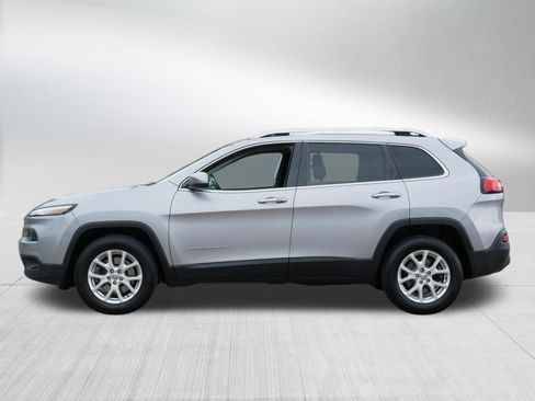 Used 2018 Jeep Cherokee Latitude Plus w/ Cold Weather Group AWD/4WD image 4