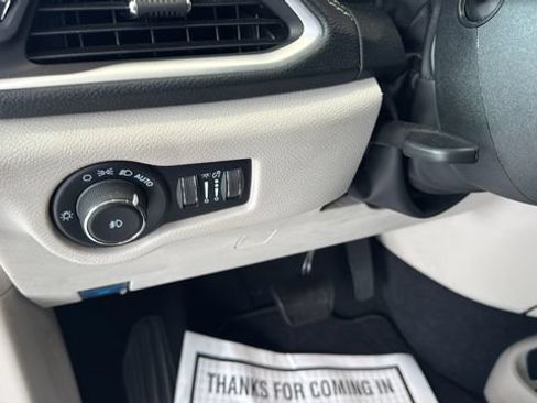 Used 2022 Chrysler Pacifica Touring-L FWD image 9