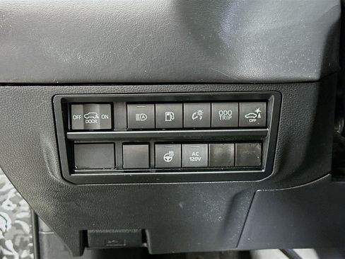 Used 2023 Toyota Sequoia Platinum image 10