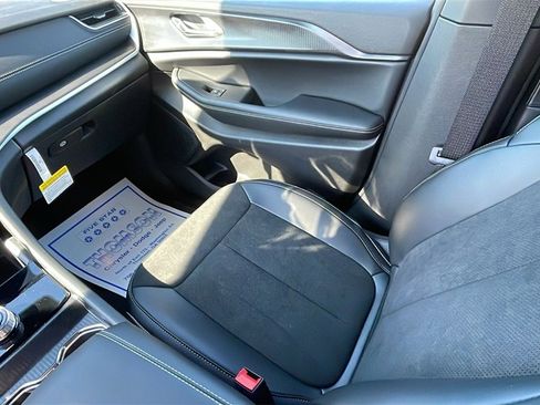 New 2025 Jeep Grand Cherokee Altitude image 14